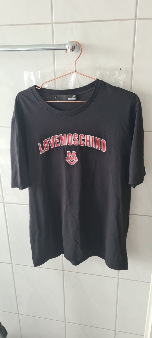 Moschino T-shirt: Moschino Love XL Black Tshirt – Nuovo (secondo la descrizione) da Cham venduto da GianniQ