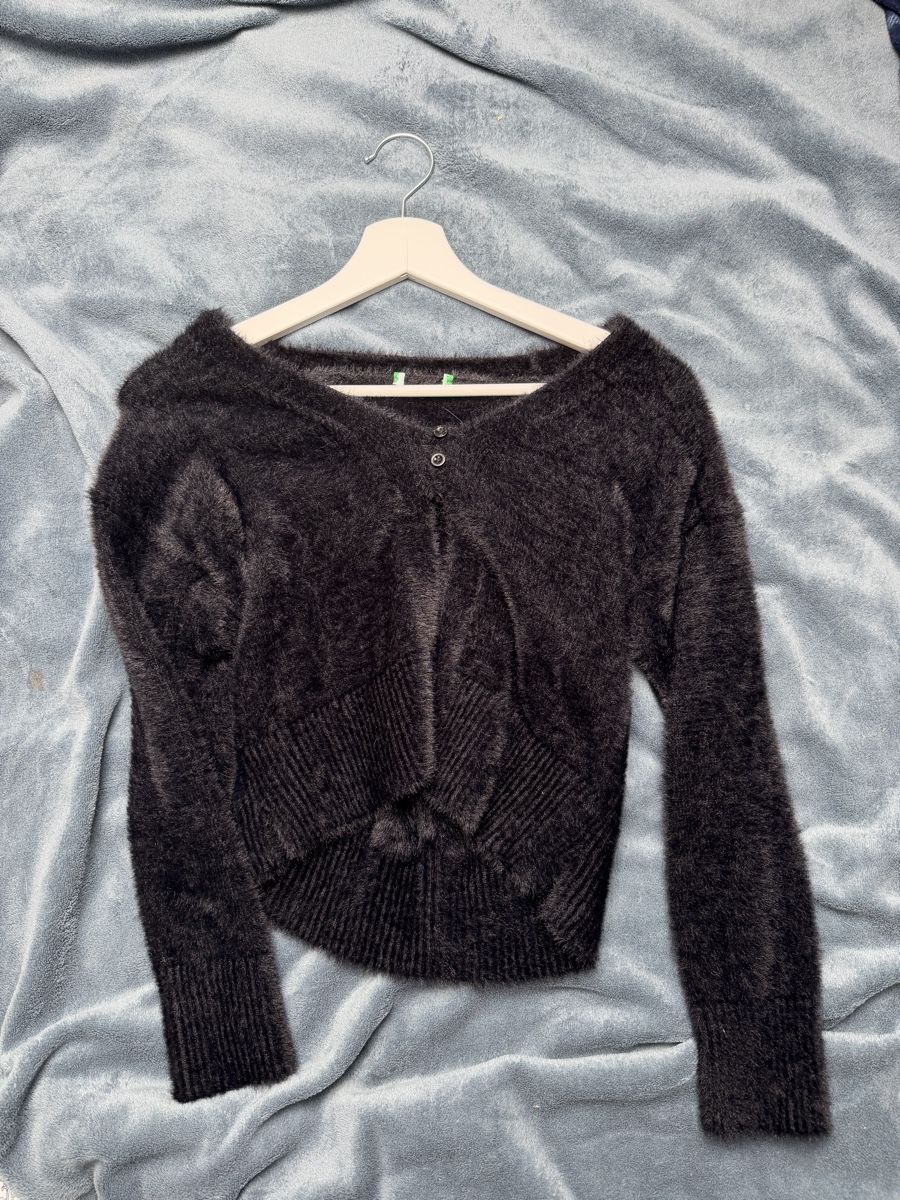 Tops: Fluffy Black Top – Neuf (Voir description) à Luzern par das_2s8k 1
