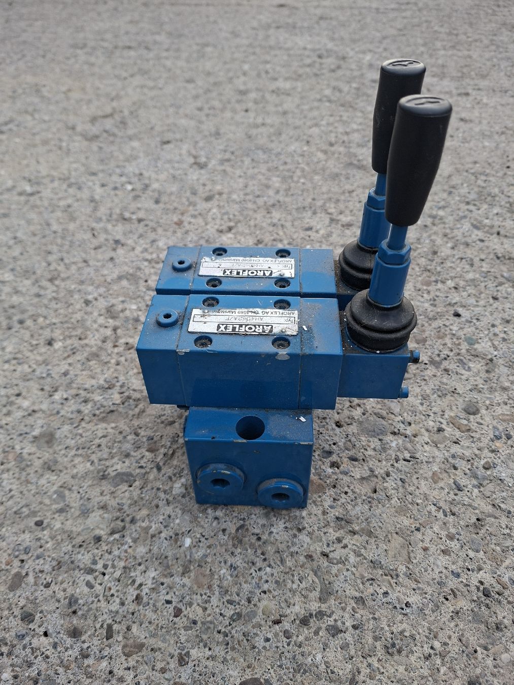 Autres pour métaux et serrurerie: Hydraulik Steuerventil – D'occasion à Oberbüren par r.frei 2