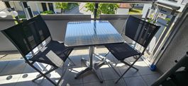 Kleiner Gartentisch mit 2 Stühlen