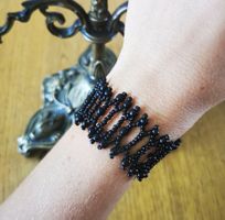 New Gothic Perlenarmband mit Verschluss