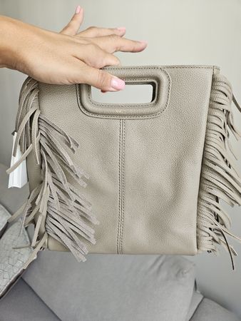 Sac MAJE cuire grainé gris. Anse ajustable 81cm.  Dimensions