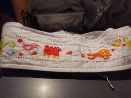 Babybett Umrandung farbige Tiere IKEA