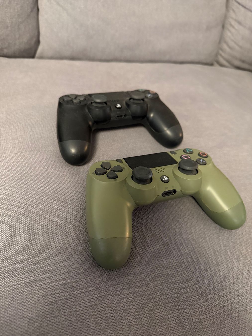 Sony Konsolen: PS 4 Camouflage + 2 Controller + VR1 Brille – Gebraucht aus Langnau am Albis von adi_fd6d 2