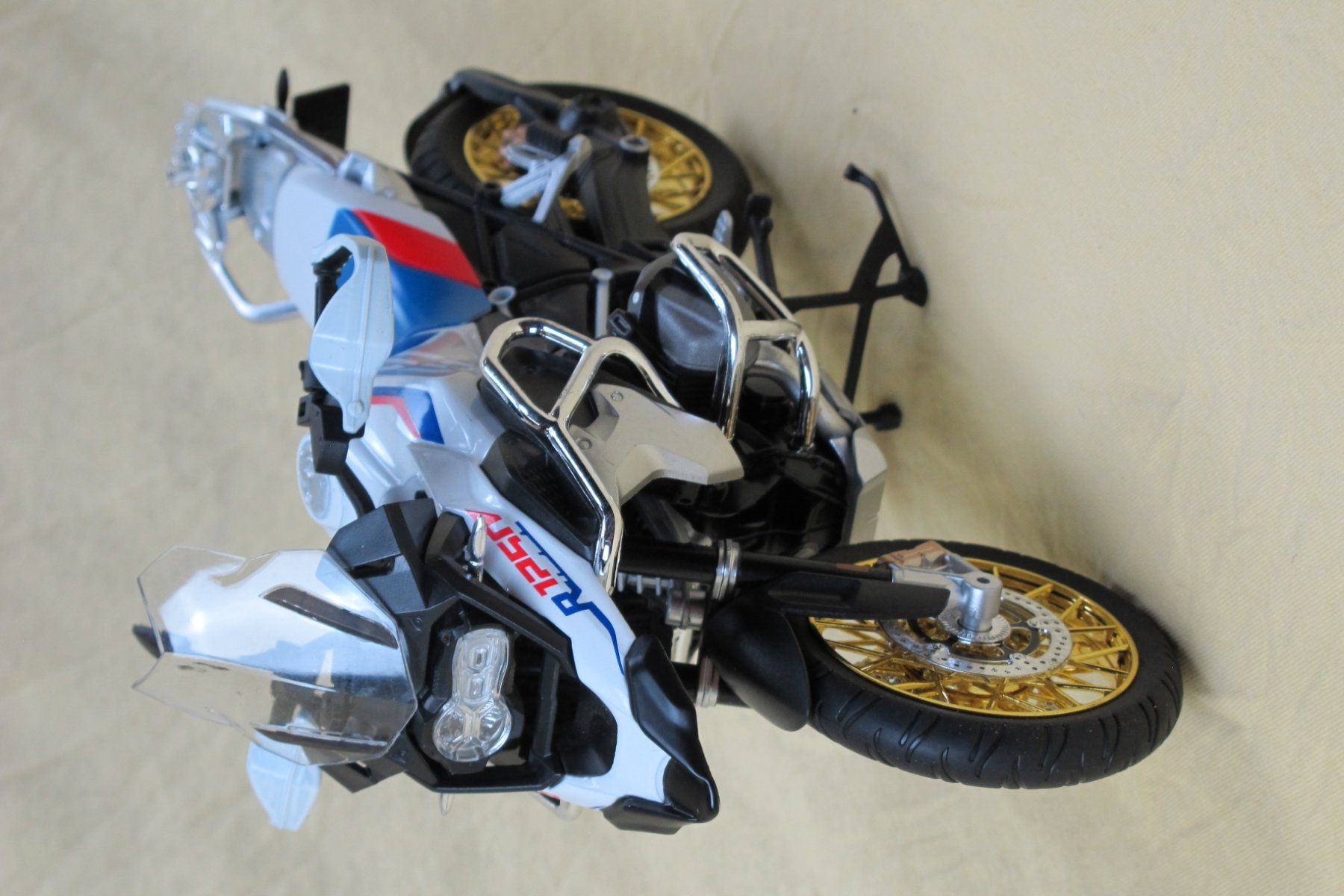 BMW Modellini d'auto: BMW R1250GS mit Köffer 1:9 Modell – Usato da Escholzmatt venduto da Rebikeling6182Ematt 5