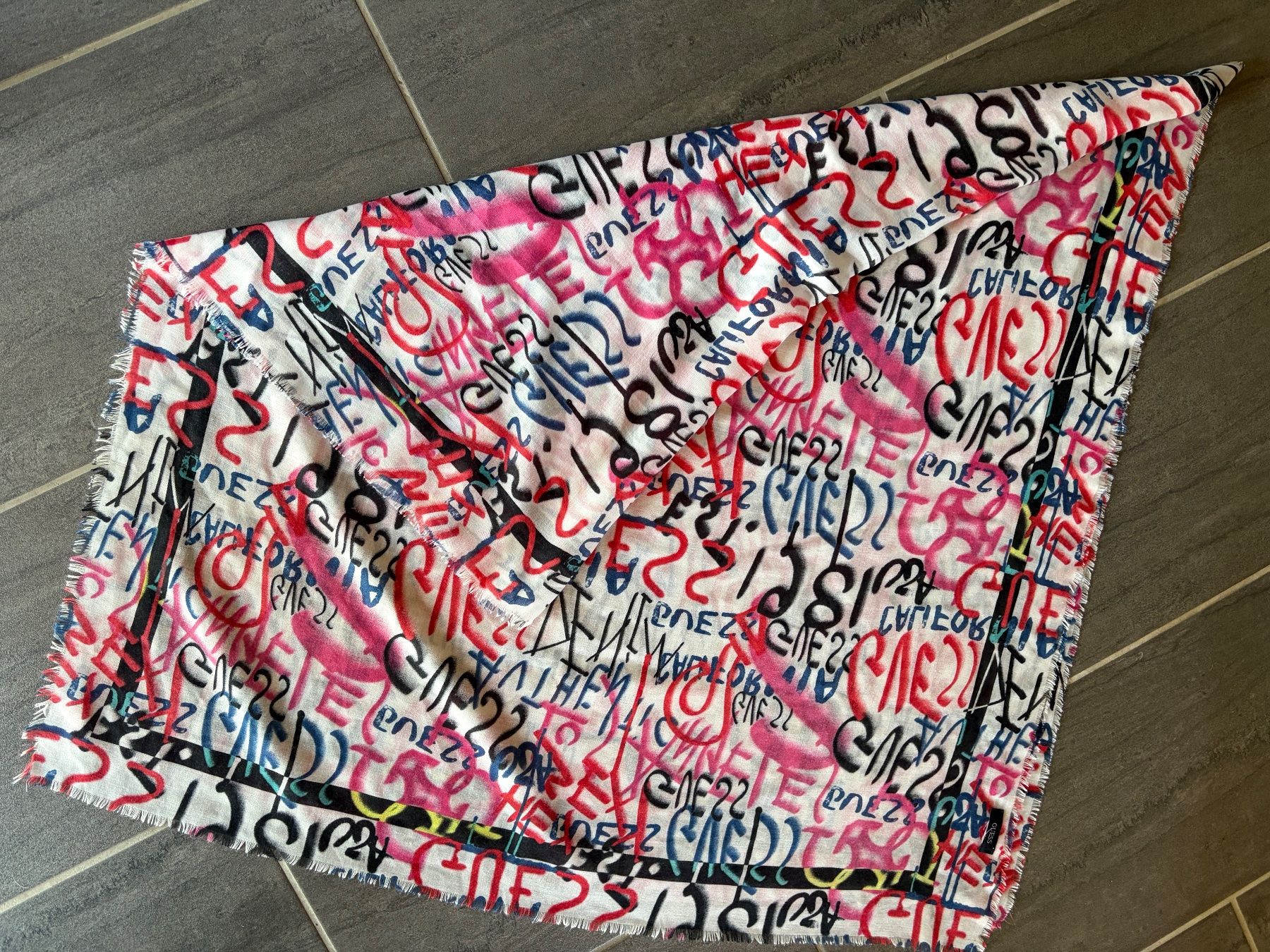 Guess Foulards, Tücher & Schals: Foulard GUESS 90/180 – Gebraucht aus Martigny von Sessalie 2