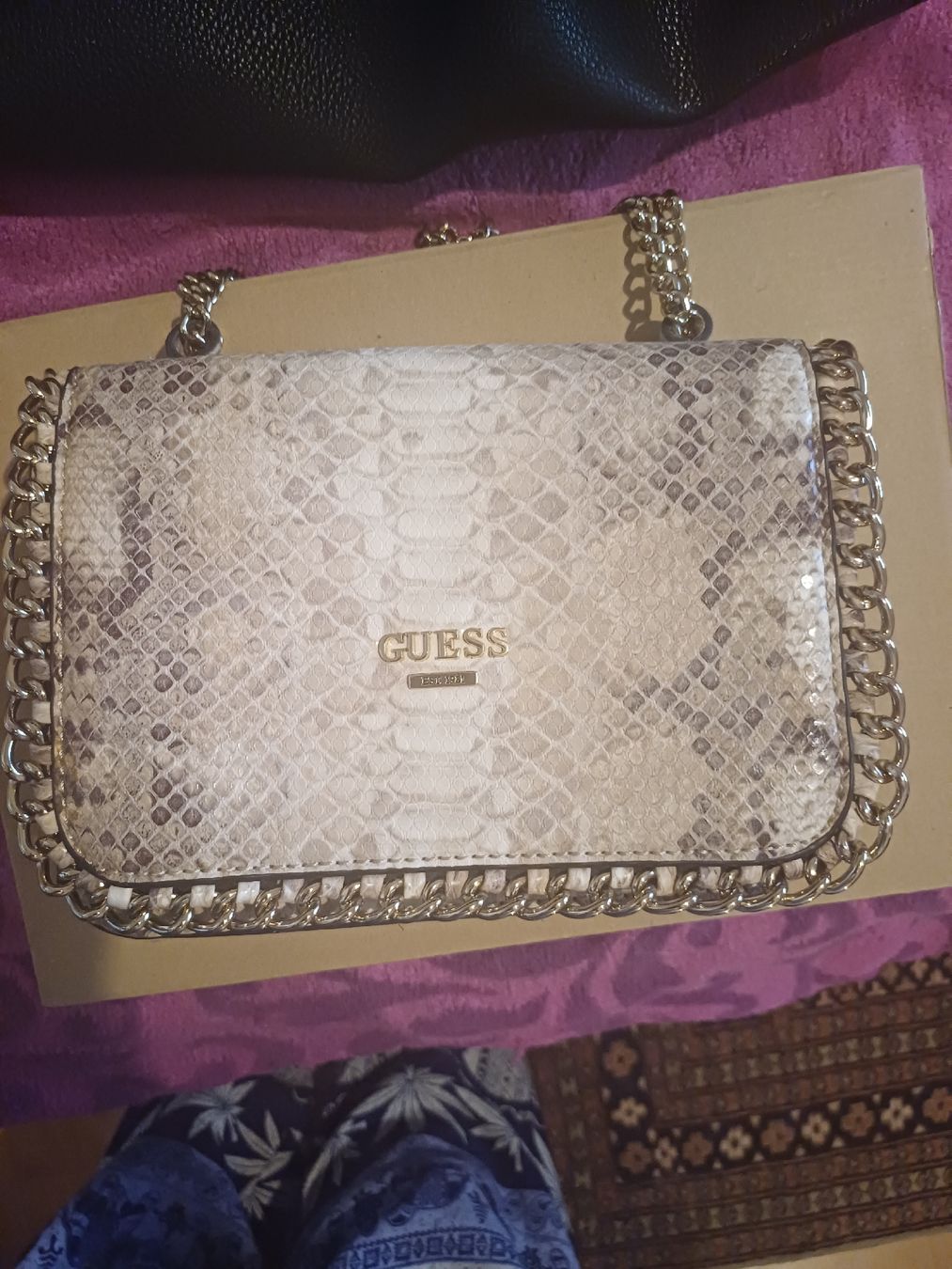 Guess Taschen für Damen: Guess Handtasche Schlangenmuster Kette Goldfarben – Gebraucht aus Ostermundigen von Loulilou86