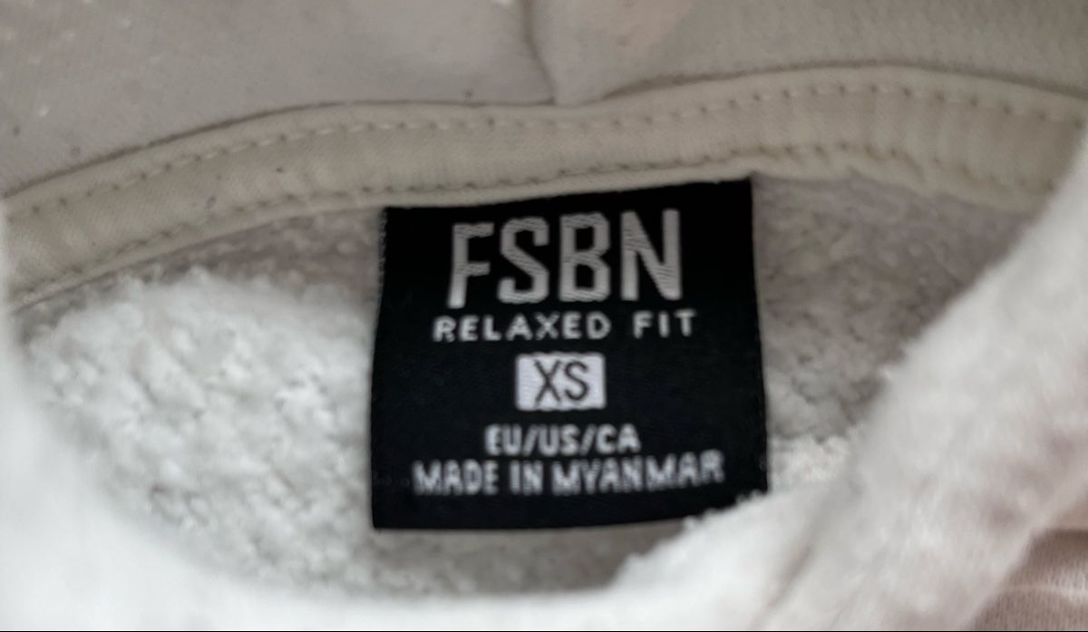 Maglioni & Felpe: Weisser Hoodie mit Aufdruck – Usato da Aarau venduto da PPhof96 1