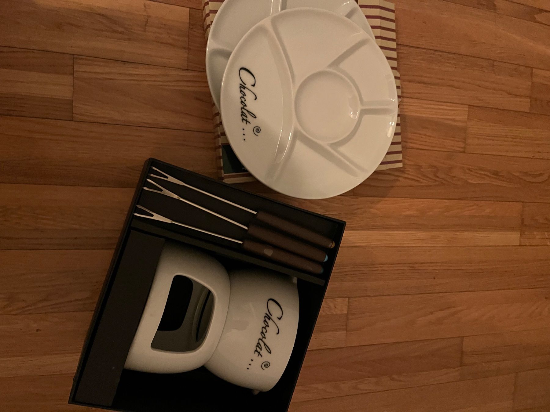 Set di piatti: Schockoladenfondue Set inkl. 2 Teller – Usato da Root venduto da mele2013