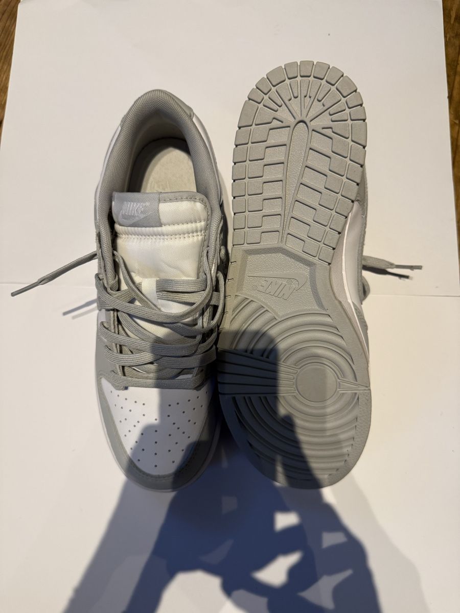 Nike Scarpe da uomo: Nike Dunk Low Photon Dust, Top Zustand, Grösse 43 – Nuovo (secondo la descrizione) da Rodersdorf venduto da Everything.ch 1