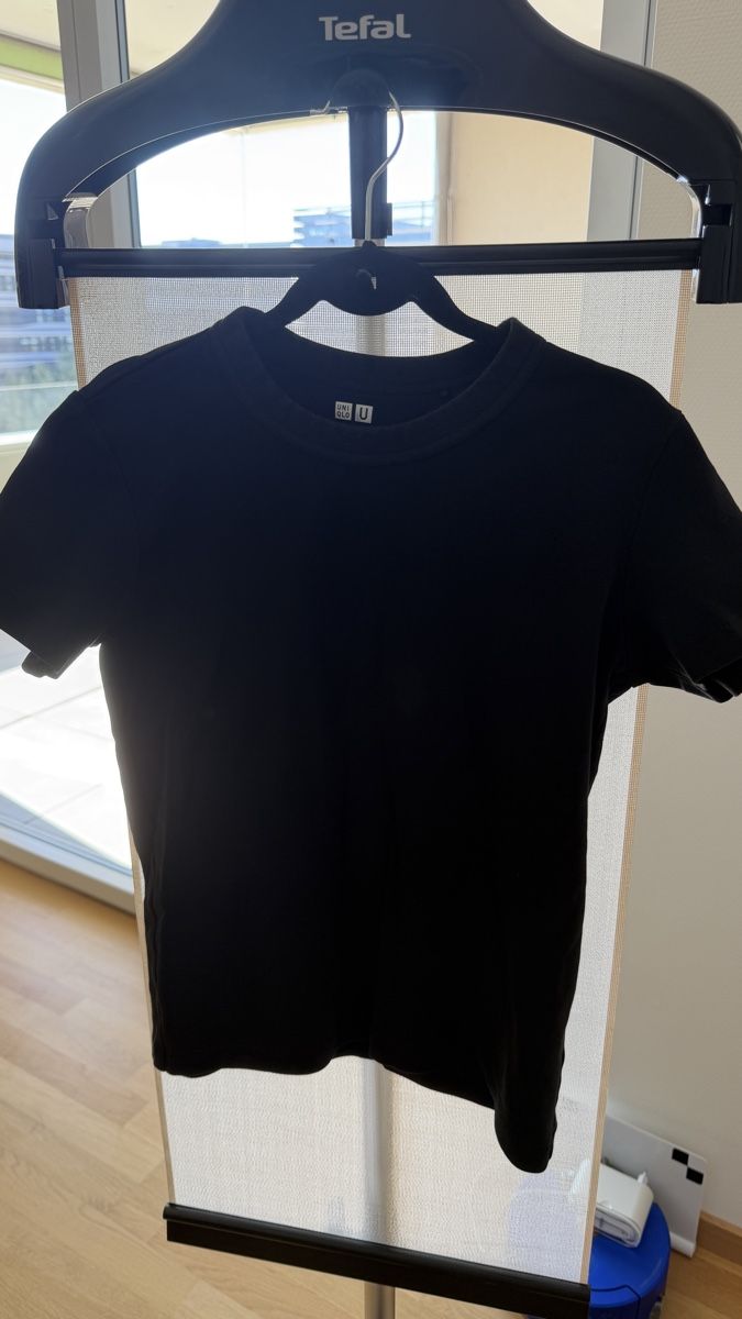 Uniqlo T-shirt: UNIQLO black tshirt – Nuovo (secondo la descrizione) da Glattpark (Opfikon) venduto da swi_wk9j