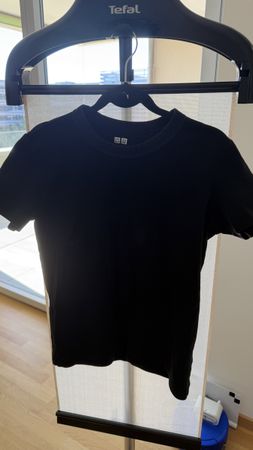 UNIQLO black tshirt