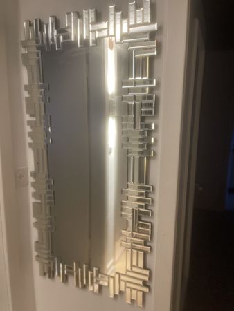 Eleganter Wandspiegel mit speziellem Design