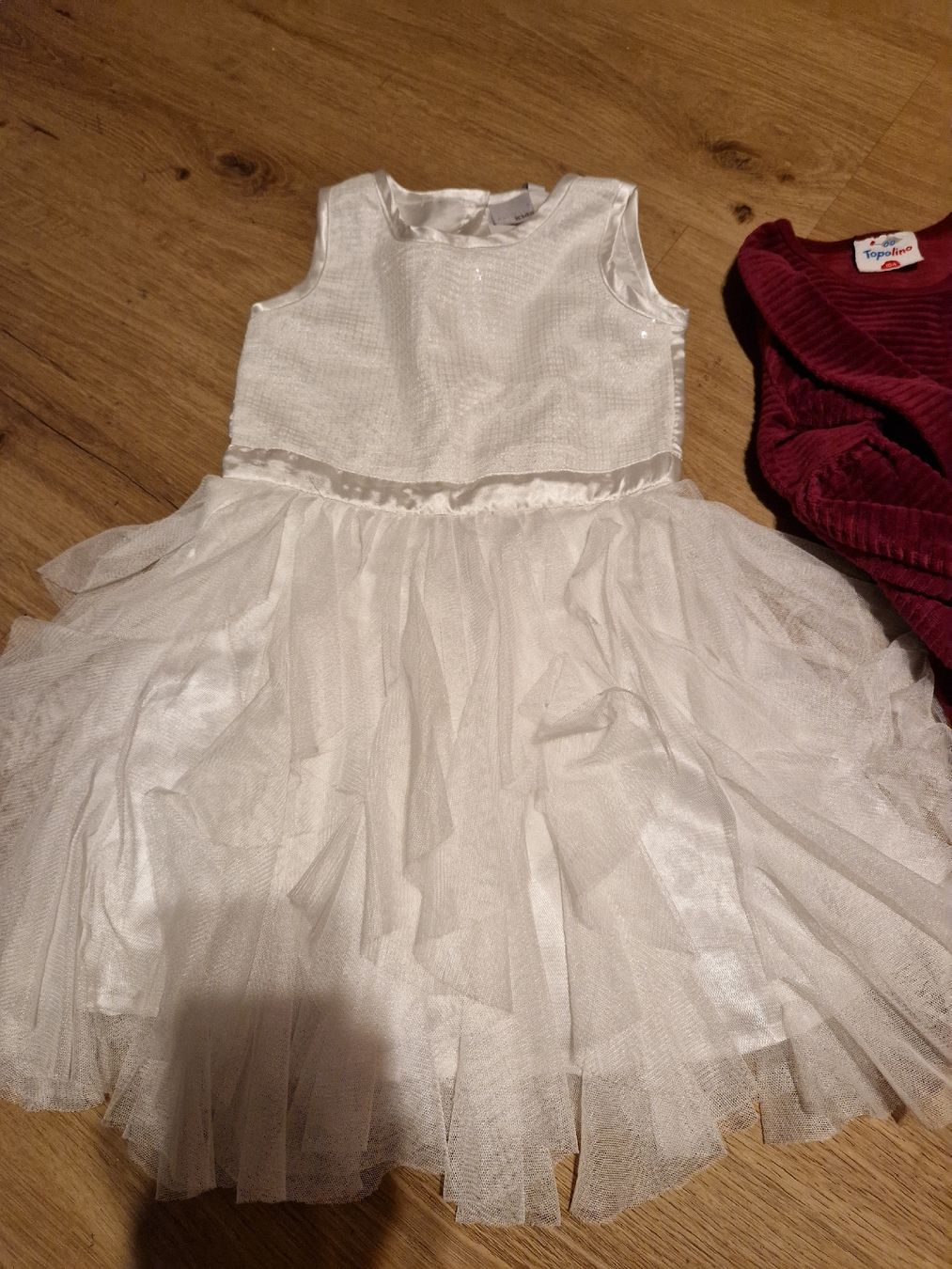 Robes et jupes: Kleider x 4 Gr. 104 – D'occasion à Wimmis par traubenq 2