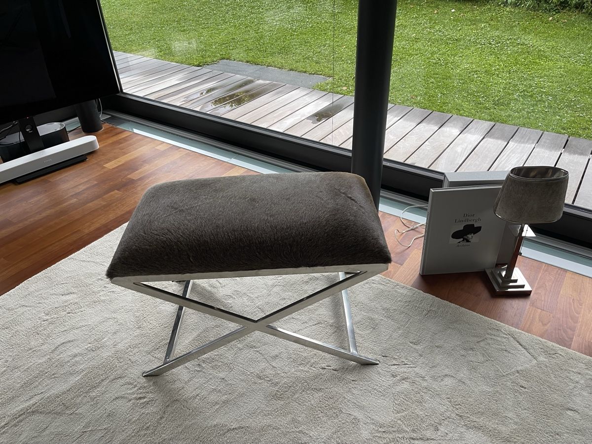 Sgabelli: Wunderschöner Hocker mit Kuhfell und Metallfassung – Usato da Meilen venduto da Karin2143 2
