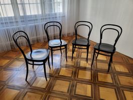 4 Thonet Bugholzstühle 214 schwarz