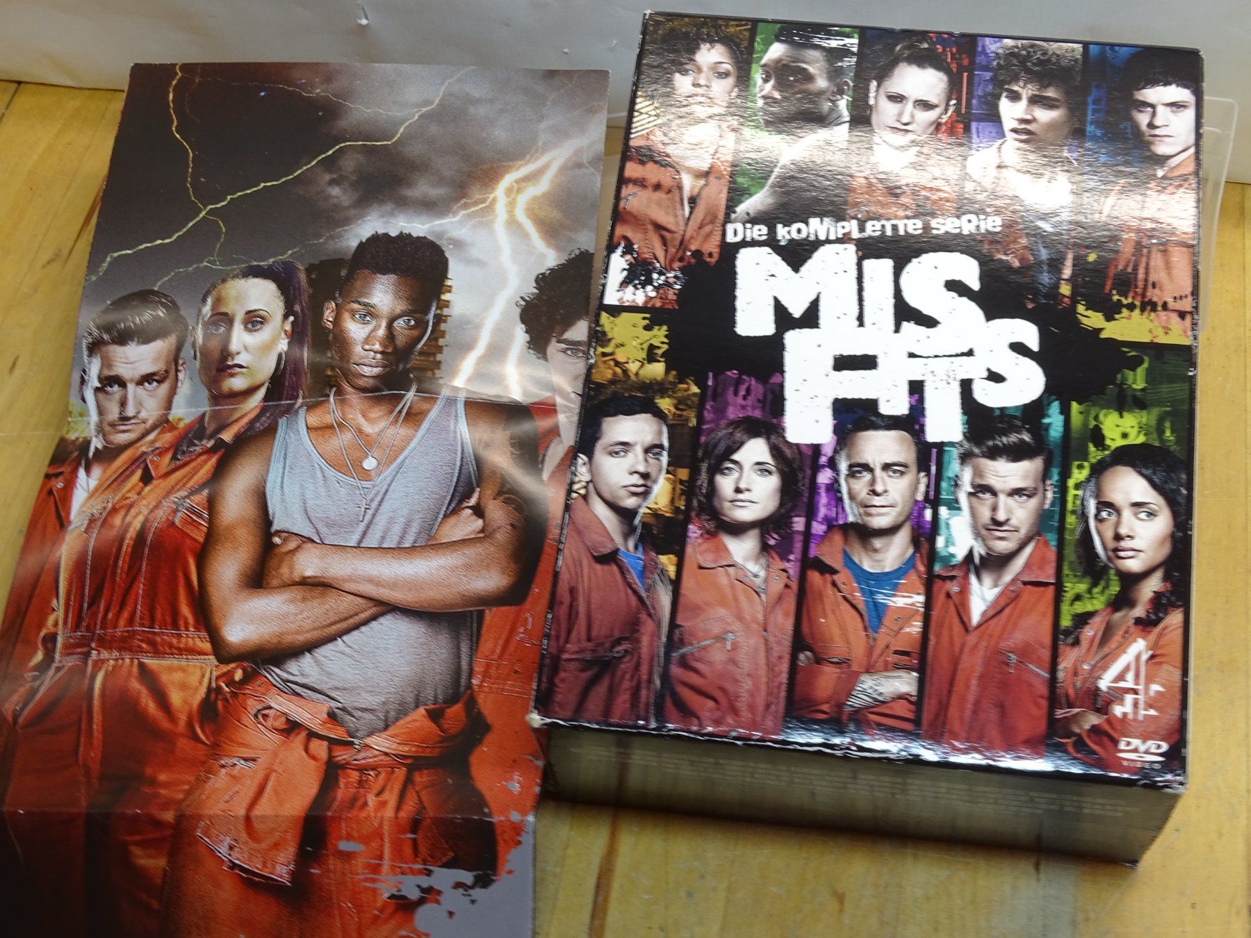 Alle DVDs: MisFits,  Komplette Staffel 1-5, Box mit Poster – Gebraucht aus Wohlen AG von Bricktoys