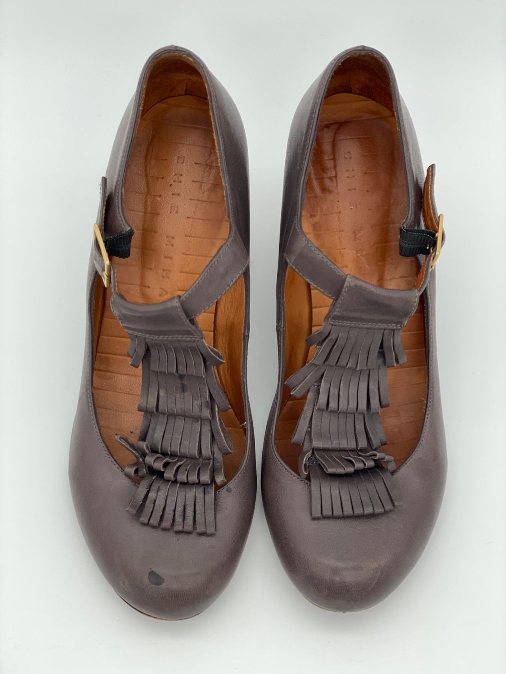 Chie Mihara Damenschuhe: Chie Mihara T-Strap Fringe Pump EU 39 Grau – Gebraucht aus Zürich von shoe_shop 4