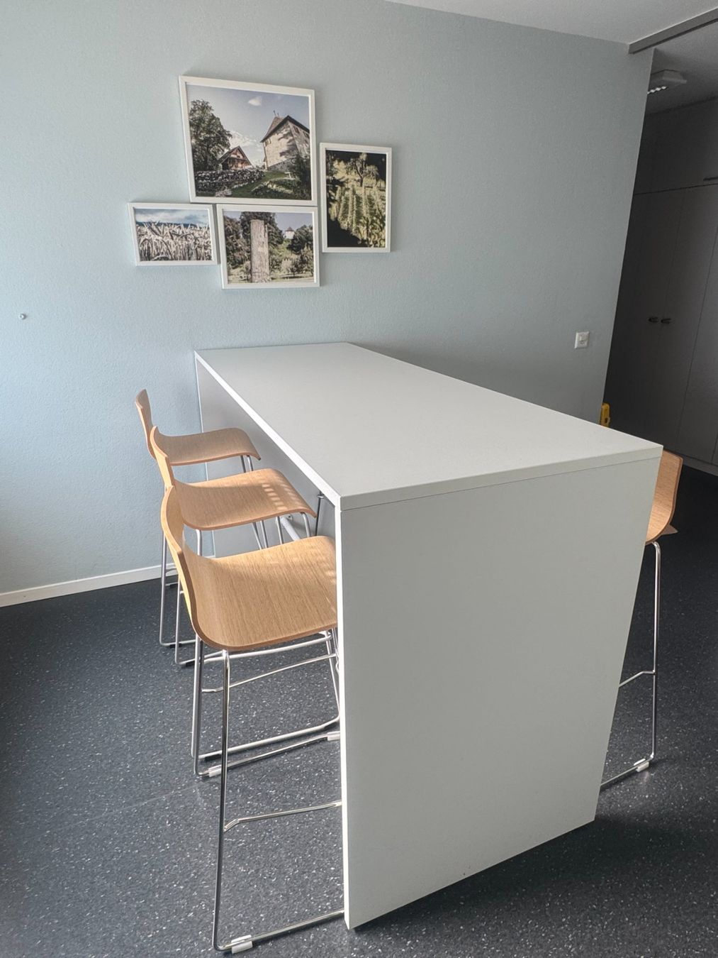 Set di tavolo e panche: Light Hochtisch + mit 2. Barhocker – Nuovo (secondo la descrizione) da Oberdorf SO venduto da Bmaranello 2