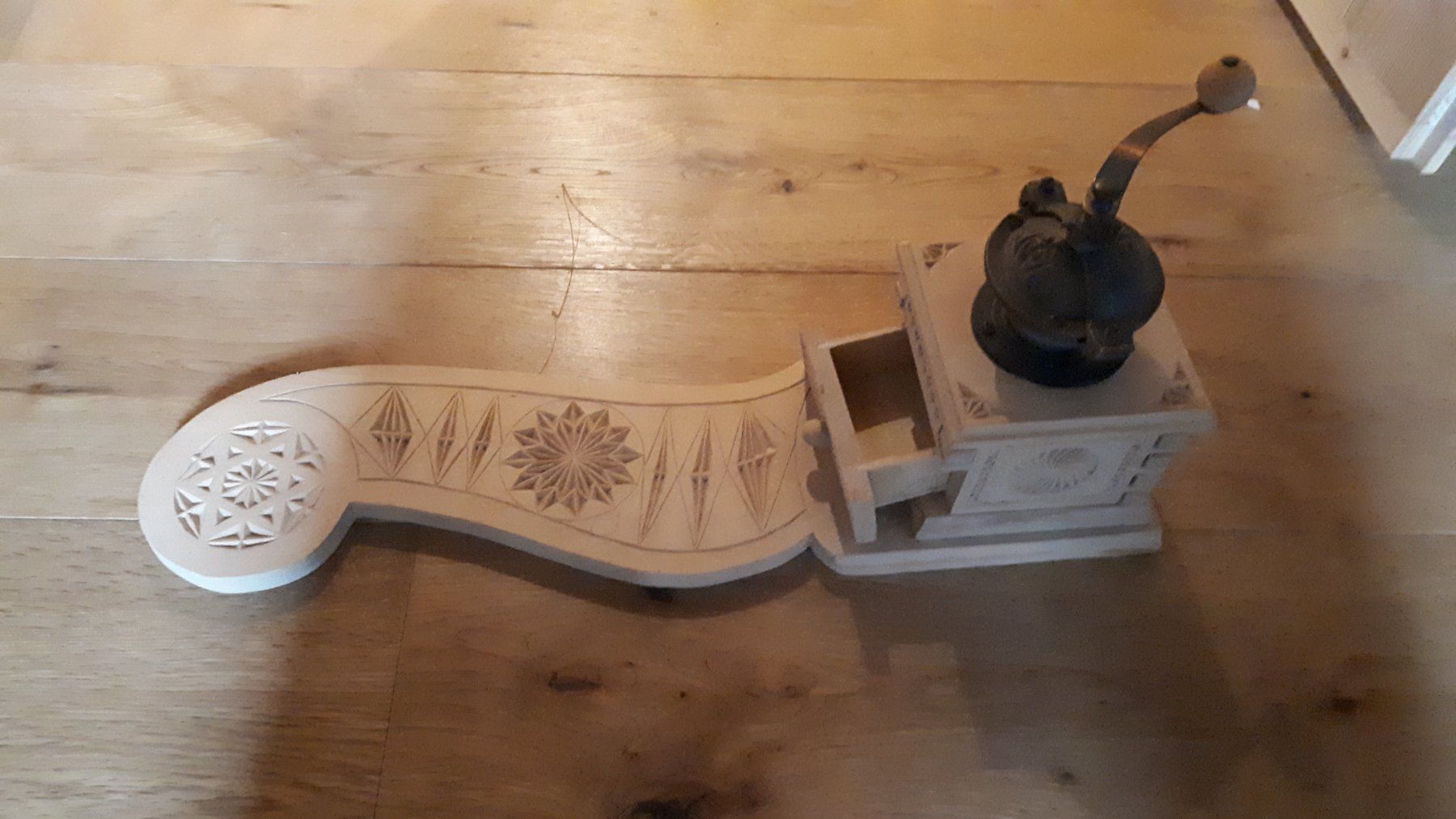 Tutte le decorazioni: Kaffeemühle Wandmodell Holz geschnitzt – Usato da Flums venduto da derfahrzeugpfleger