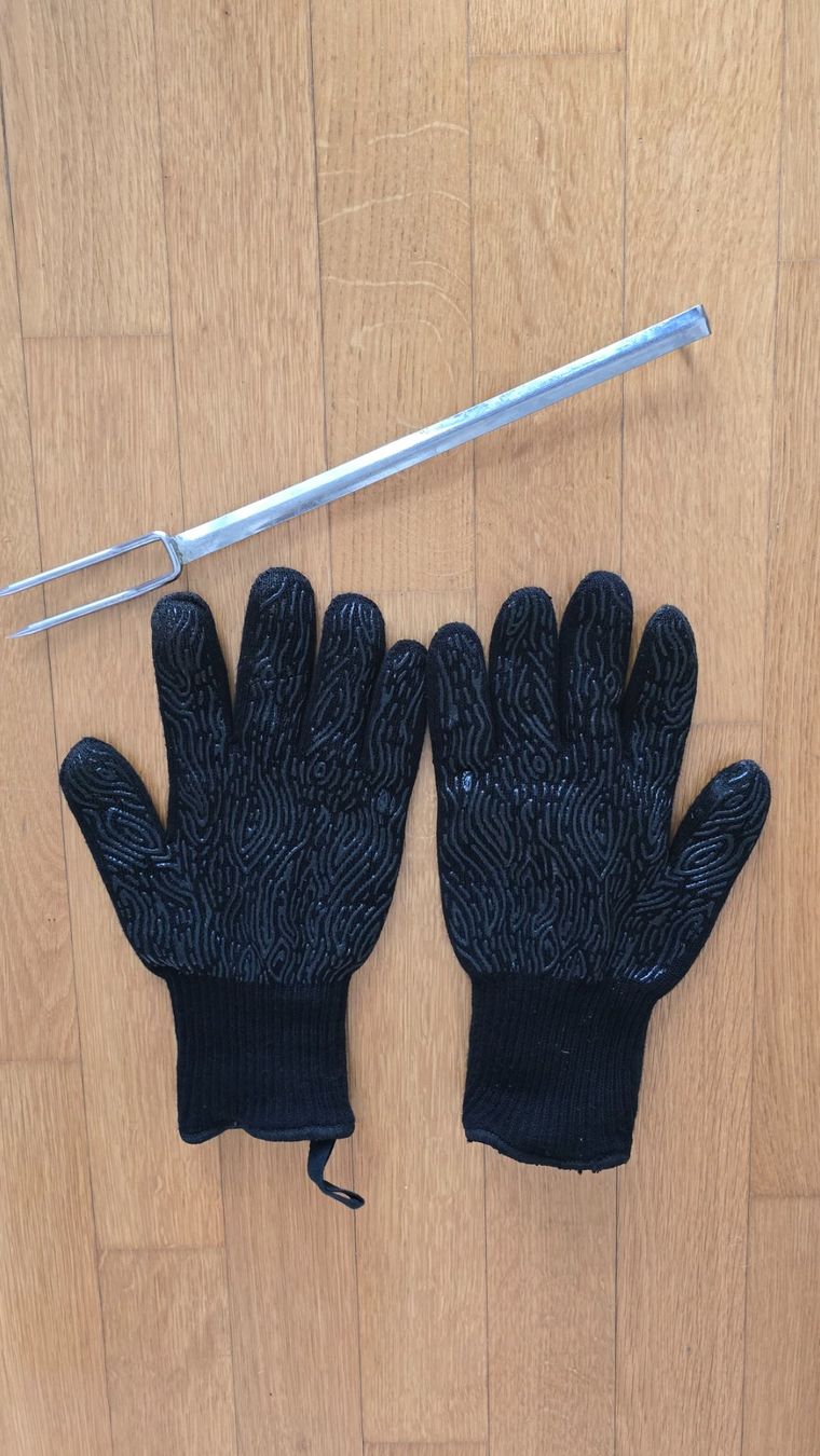 Altri accessori da uomo: Grill Handschuhe "BARBECUE" + Grillgabel Inox – Usato da Rafz venduto da Domimir 1