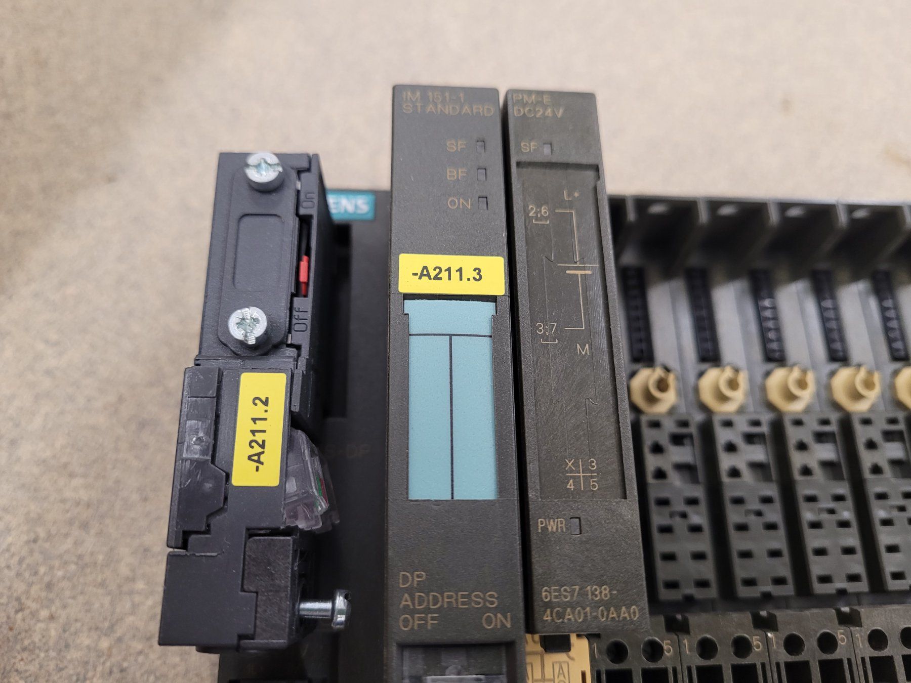 Siemens Componenti elettronici: Siemens SPS IM151 / PM-E DC24V / E02 6ES7 193-4CB20-0AA0 – Usato da Vitznau venduto da Night-Fire 6