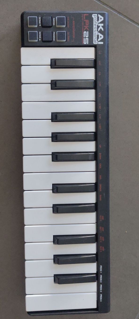 Akai Musikinstrumente: AKAI LPK25 Midi Keyboard – Gebraucht aus Winterthur von daveinde