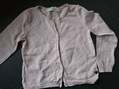 Strickjacke H&M Hellrosa mit Herz-Applikation Grösse 110/116