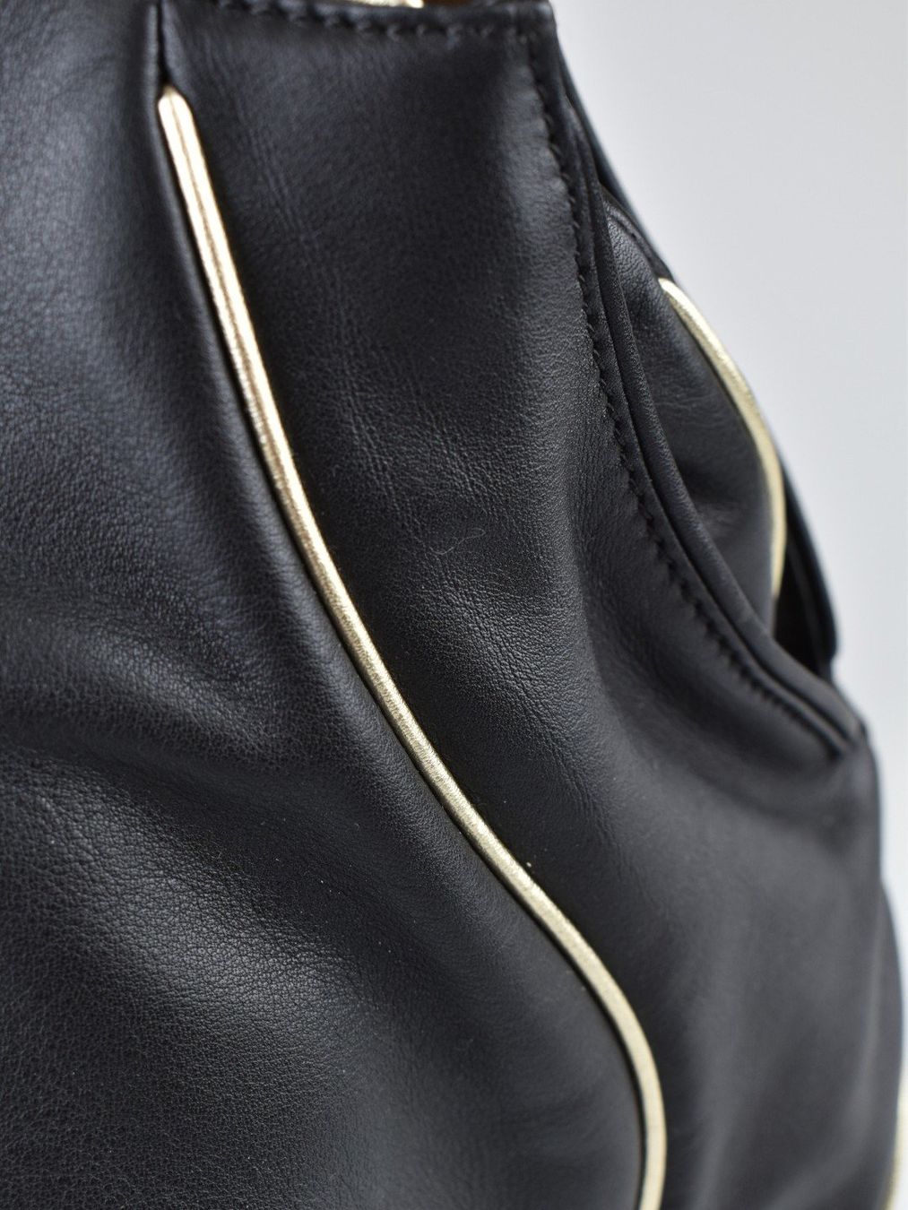 Navyboot Taschen für Damen: Navyboot Ledertasche, schwarz mit gold – Gebraucht aus Nürensdorf von 2ND_STORY 5