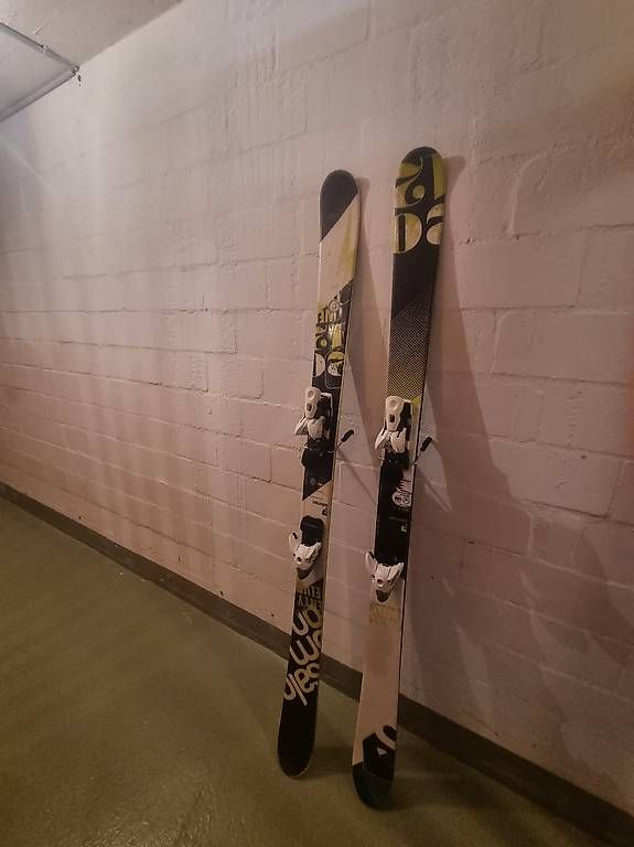 Sci: Skis – Usato da Au ZH venduto da PaintingAuction 1