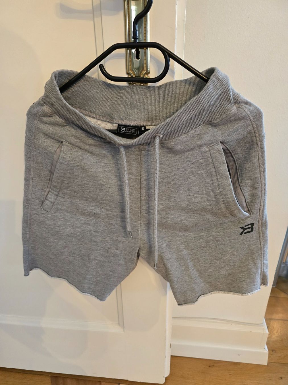 Pantaloni: Better Bodies Sweatshort – Nuovo (secondo la descrizione) da Grenchen venduto da Lucifero17
