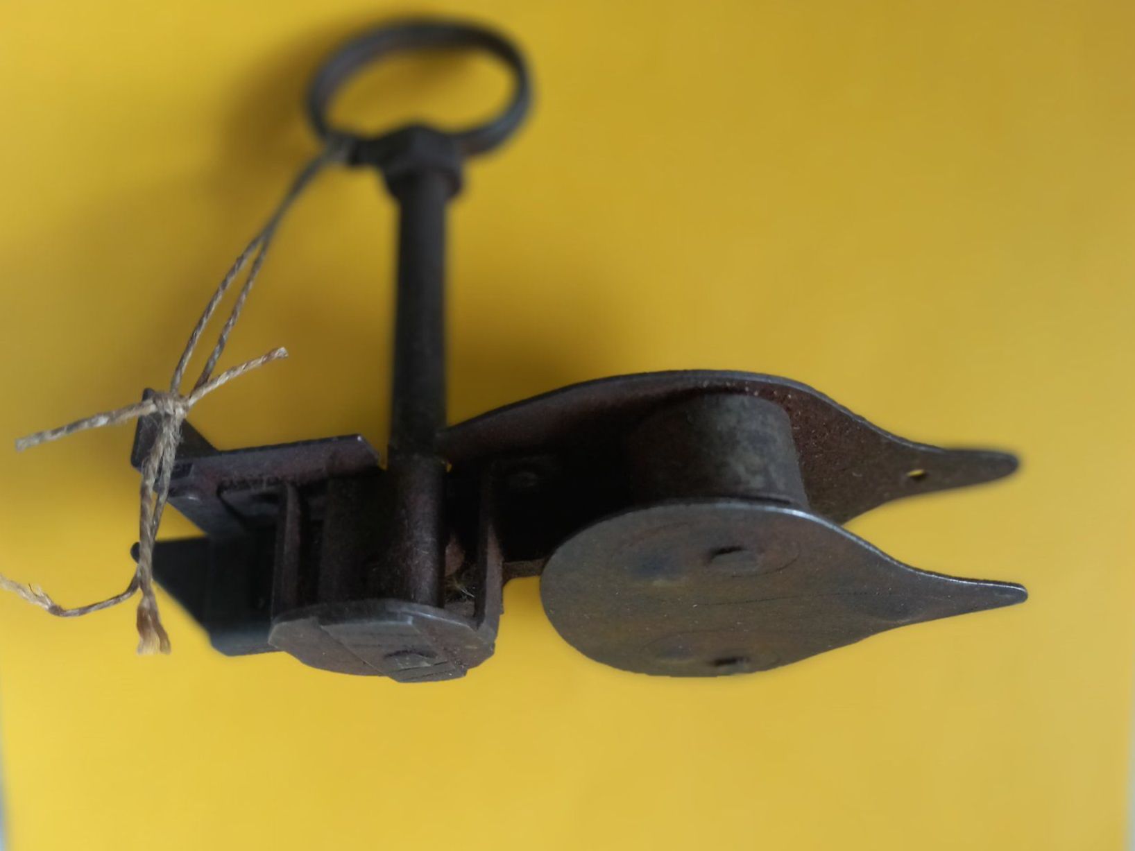 Lucchetti: Serrure ancienne de coffre en fer forgé avec sa clef – Usato da Rossens FR venduto da Souris1 1