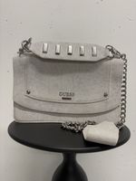 Guess Handtasche creme grau Kroko-Optik Kette silber