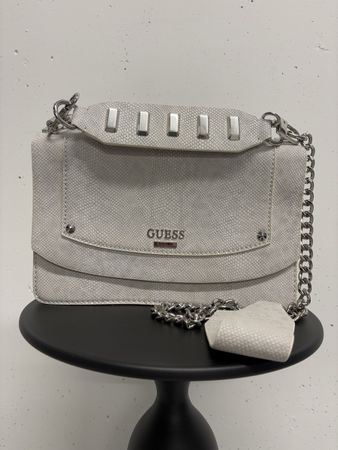 Guess Handtasche creme grau Kroko-Optik Kette silber