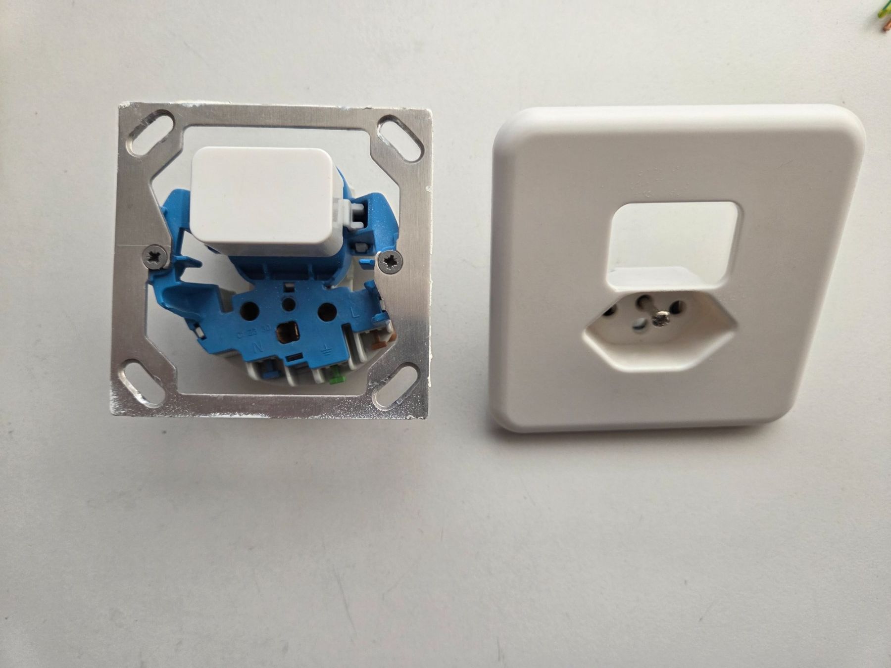 Hager Stecker: Hager UP Kleinkombi Sch3/T13 Steckdose – Gebraucht aus Zürich von Alibaba1234 2