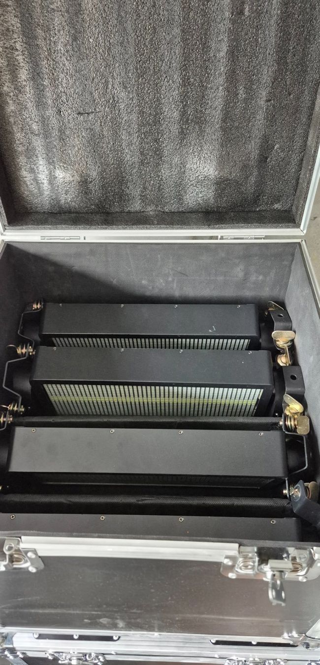 Lampen: 4x LED Tilt Strobe 12+12 Segment mit DMX & Powercon in Case – Gebraucht aus Oberburg von emmental92 4