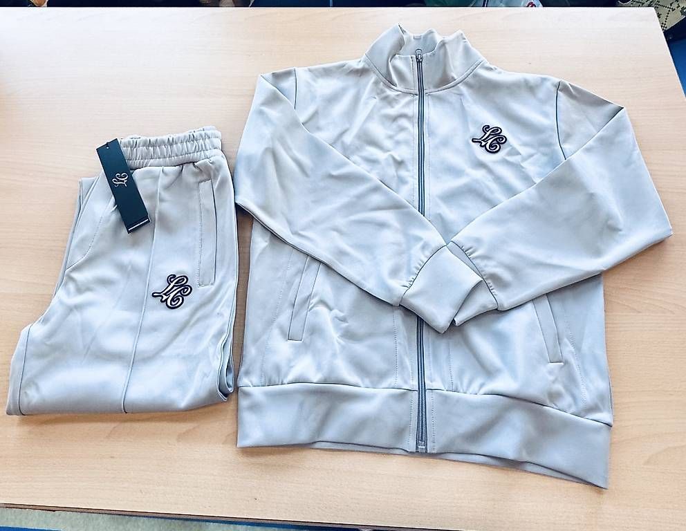 Lotti di vestiti: Ensemble jogging Lovers Club neuf – Usato da Penthaz venduto da Oceane40