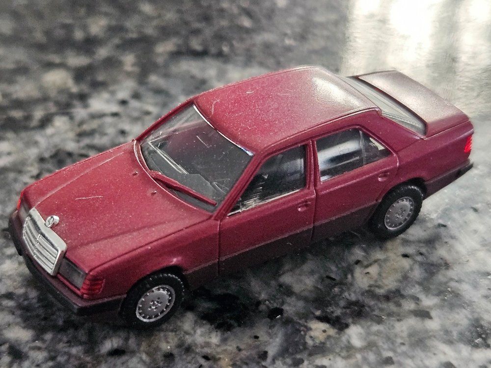 Herpa Modellini d'auto: Herpa Mercedes 300 E HO 1:87 – Usato da Kaiseraugst venduto da Carkos