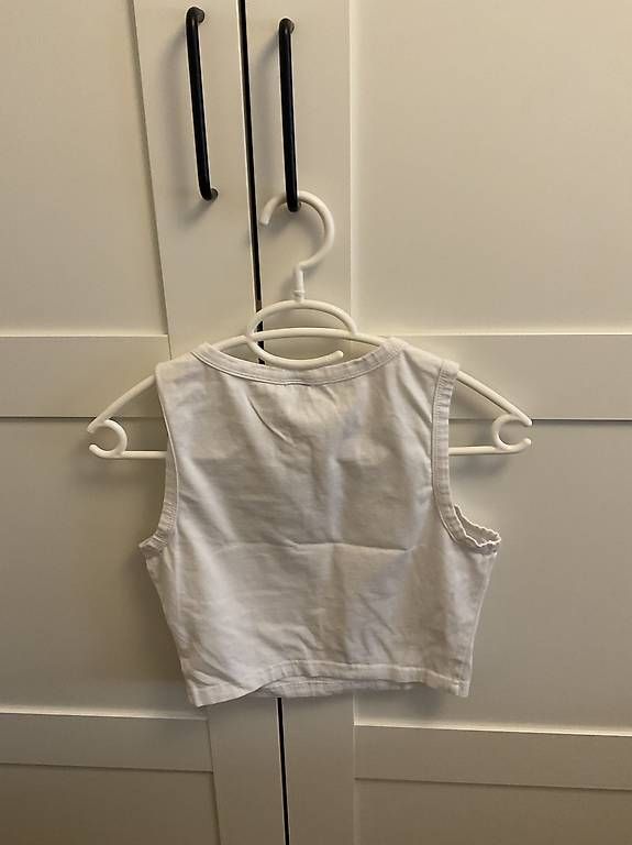Top: Weisses Crop Top – Usato da Wettingen venduto da monikazefi 1
