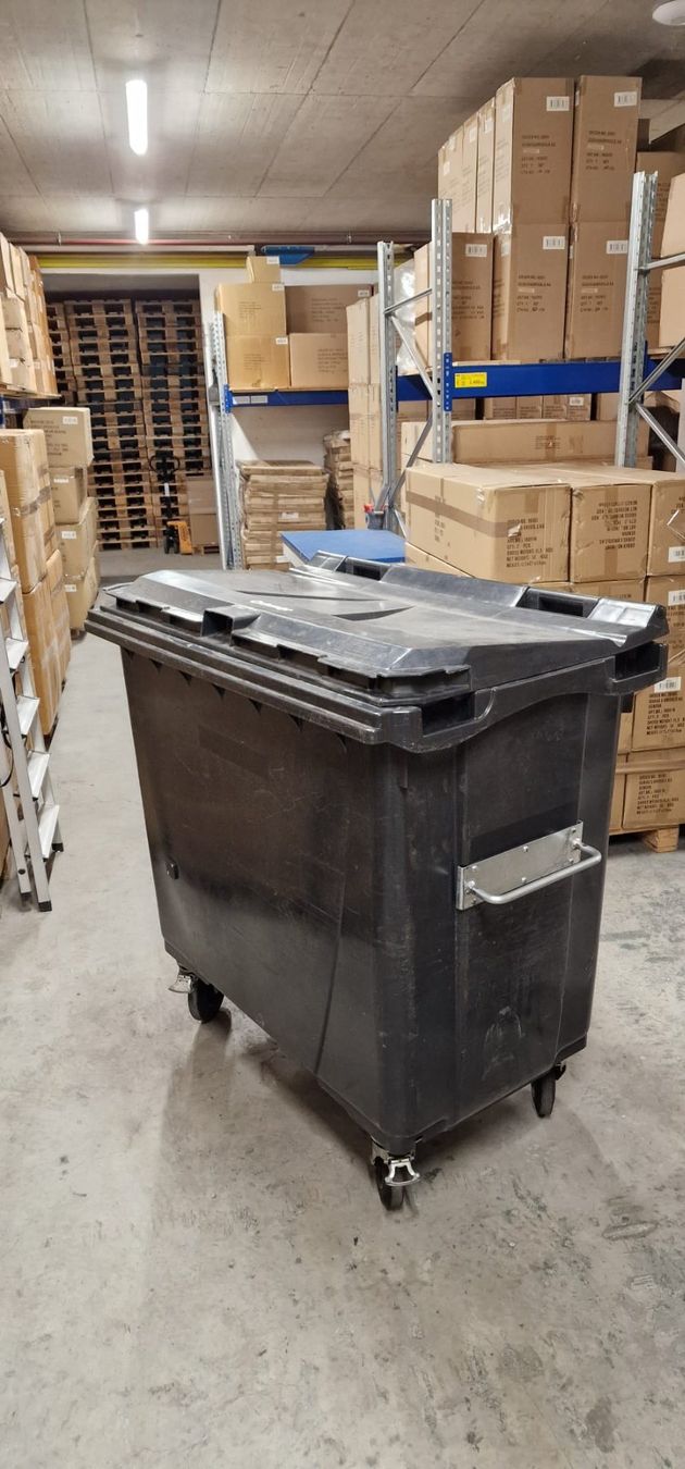 Eléments de bureau: Abfallcontainer 660L mit Deckel und Rädern – D'occasion à Kirchberg BE par Hermi73