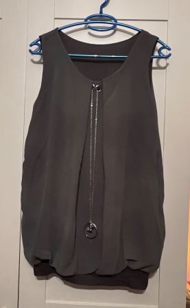 • Bluse mit Kette •