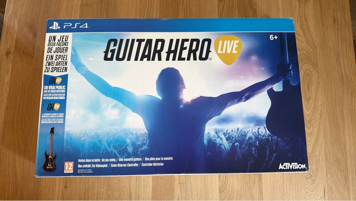 Giochi: Guitar Hero Live PS4 Spiel mit Controller neu – Nuovo e nell'imballaggio originale da Hauptwil venduto da Tifosi92