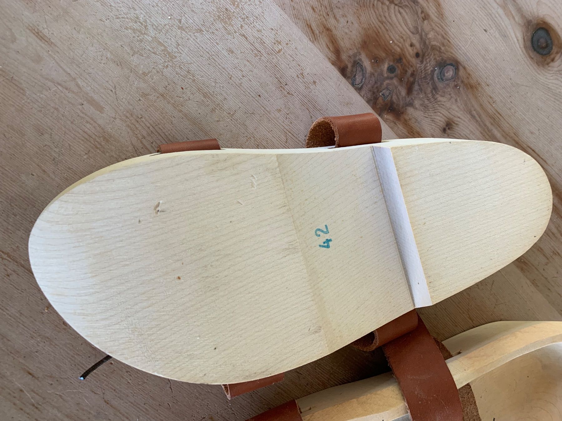 Scarpe da uomo: Holzschuhe mit 2 Lederriemen Gr.42 – Nuovo e nell'imballaggio originale da Rudolfstetten venduto da medium02 1