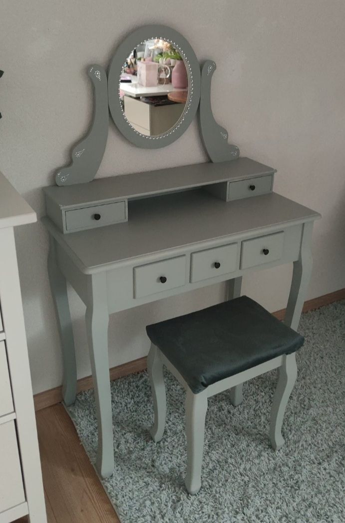 Schminktische: Schminktisch Mädchen mit Hocker – Gebraucht aus Birmenstorf AG von Holly81