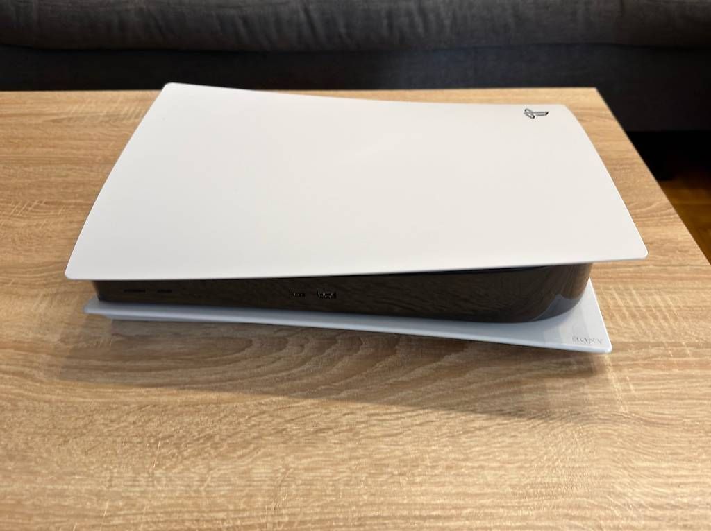 Konsolen: PlayStation 5 (Disk)  mit 130 Spielen, 2 TB SSD & Zubehör – Gebraucht aus Pfäffikon ZH von Holyshine