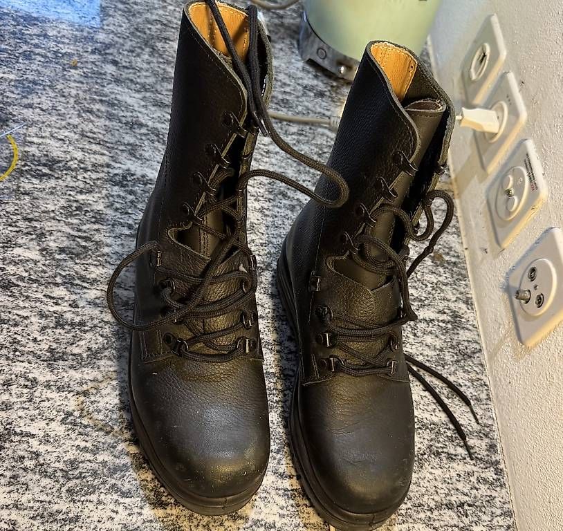 Scarpe da donna: Scarpe militari robuste e come nuove  ottima qual – Usato da Castione venduto da mom_f6jd 1