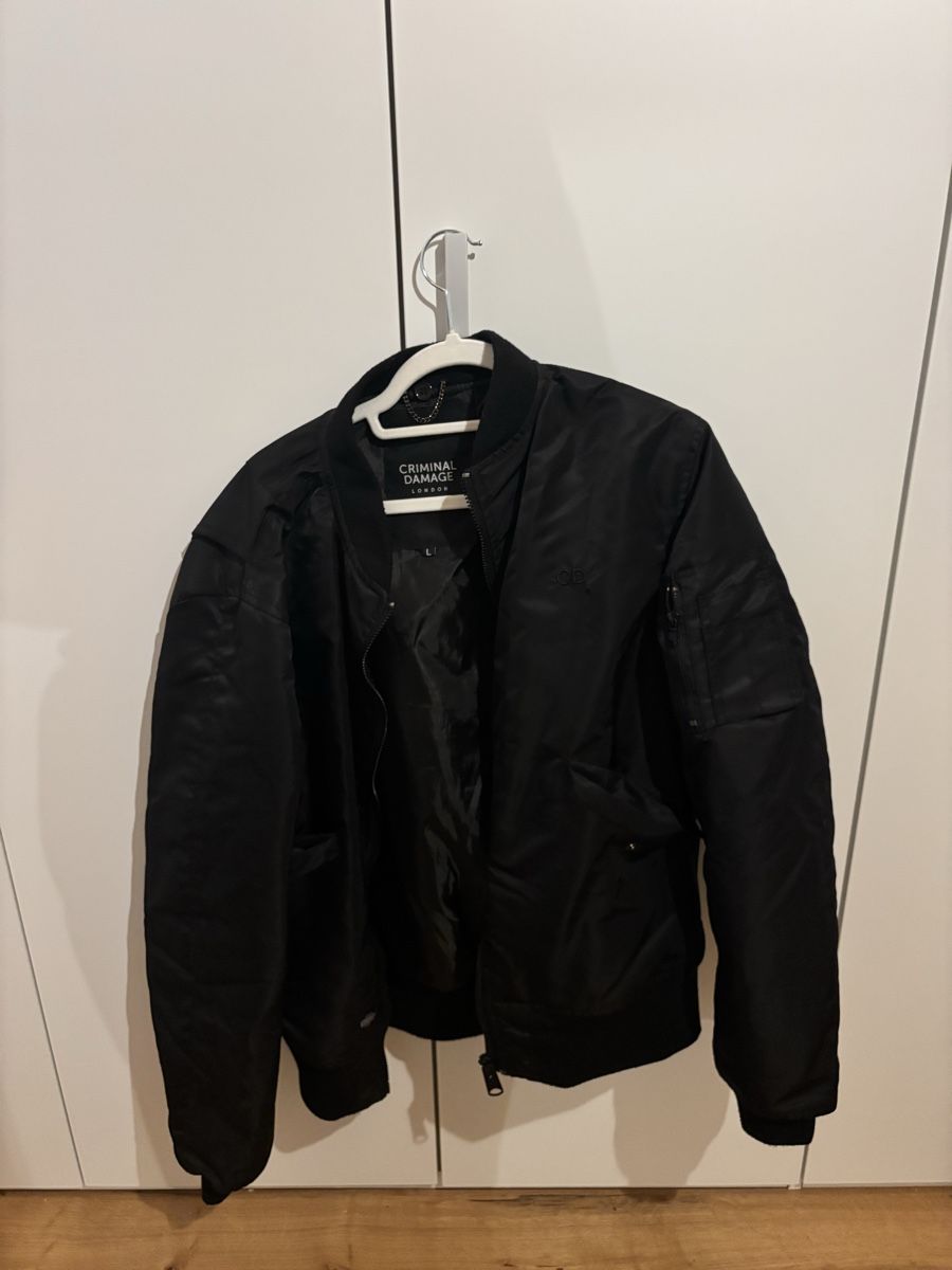 Jacken: Schwarze Bomberjacke – Gebraucht aus Seftigen von noe_5vrp