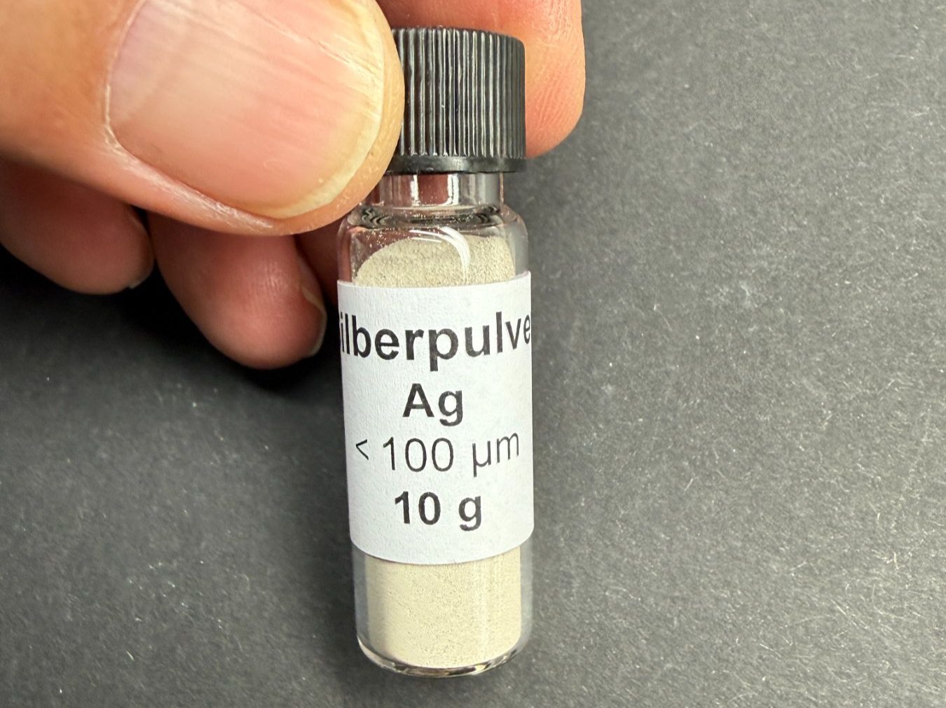 Metalli preziosi: Silber Pulver < 100 um, 10 g – Usato da Lützelflüh-Goldb venduto da Elementis
