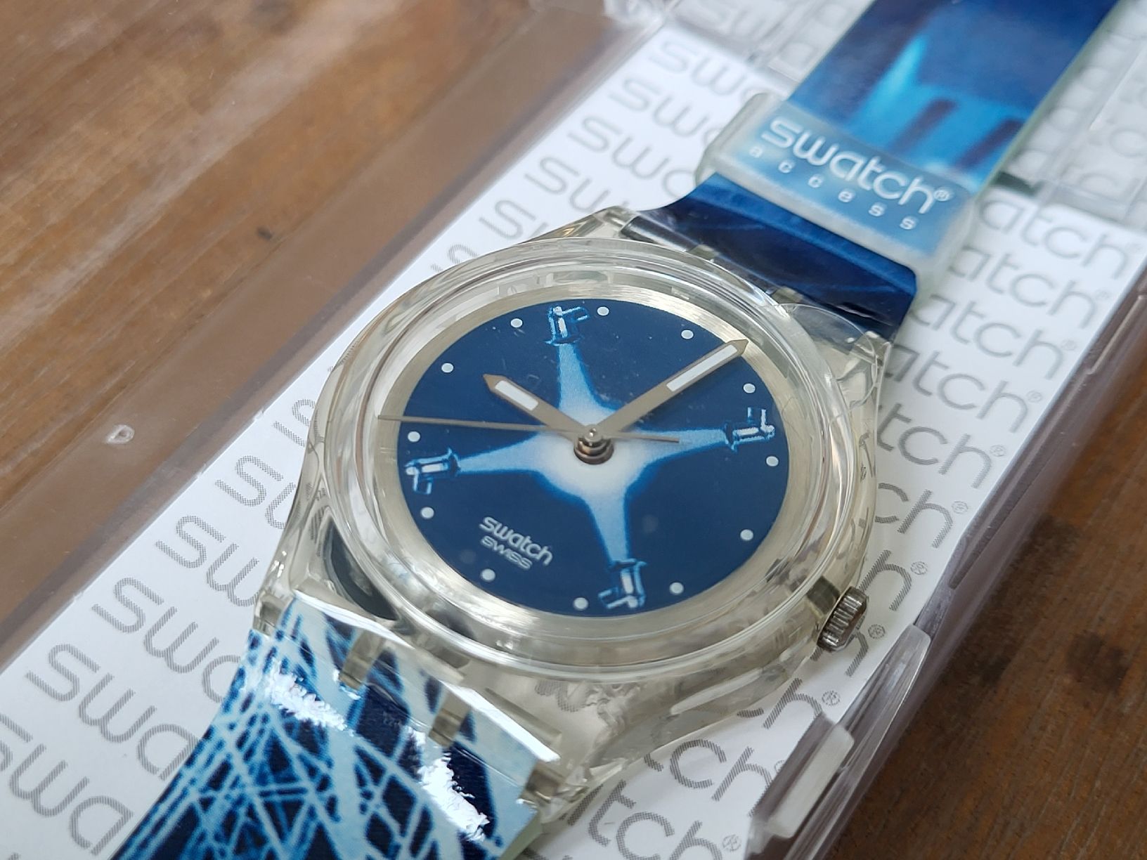 Swatch Orologi: SWATCH ACCESS STADE DE SUISSE NEU – Nuovo e nell'imballaggio originale da Lommiswil venduto da Fridu_C