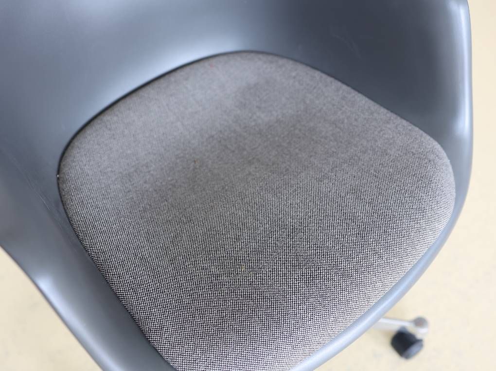 Vitra Stühle: Eames Plastic Armchair, Bürostuhl Vitra – Gebraucht aus Meinisberg von atelier_TILIJA 3